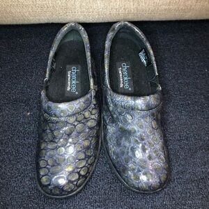 Cherokee Transcends Blue & Green Circle Print Slip Resistant Clogs Size 7